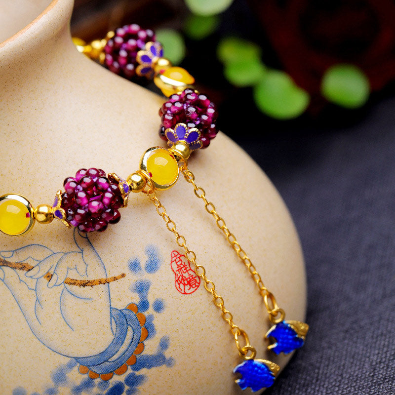 Armband Granat Garnet am Handgelenk mit roten Steinen und goldenen Perlen
