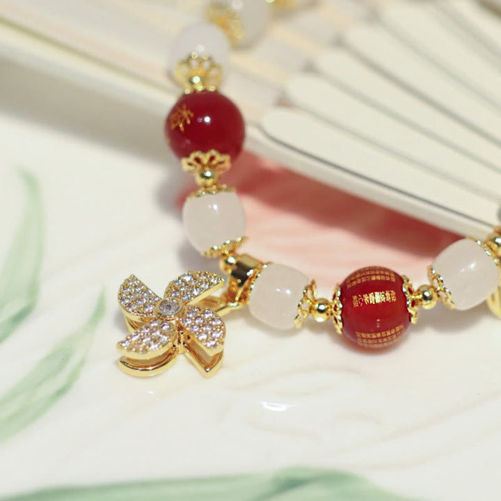 Armband Fu-Zeichen – Segen mit roten Perlen und goldenen Elementen elegant.