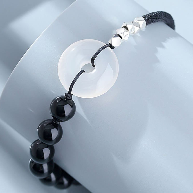 Schwarzes Obsidian Armband 925 Silber mit weißem Stein elegant getragen