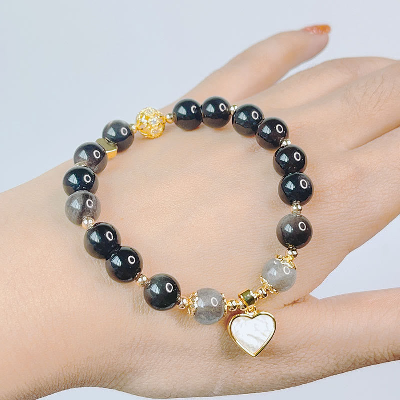 Obsidian Armband Silber mit Herzanhänger am Handgelenk getragen elegant