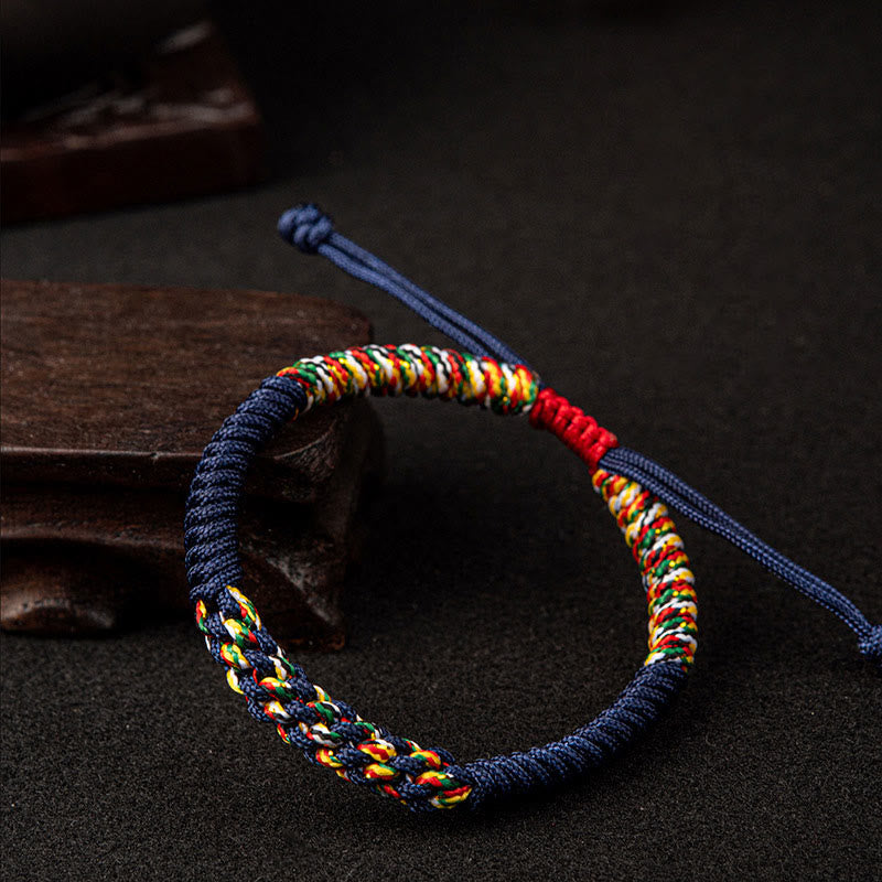Bunte Mala Armband mit farbigen Perlen auf dunklem Untergrund, Nahaufnahme Flachlage