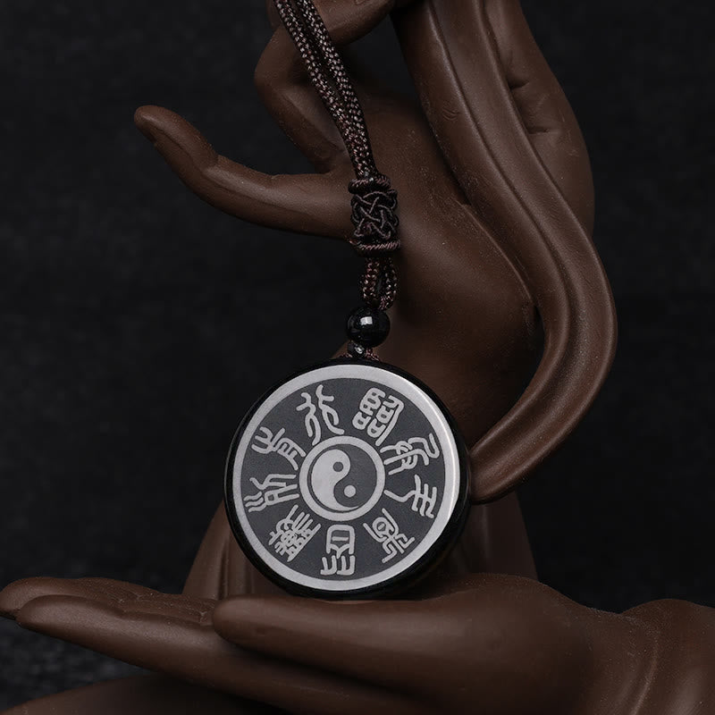 Obsidian Kette mit Yin Yang Anhänger an braunem Modell getragen