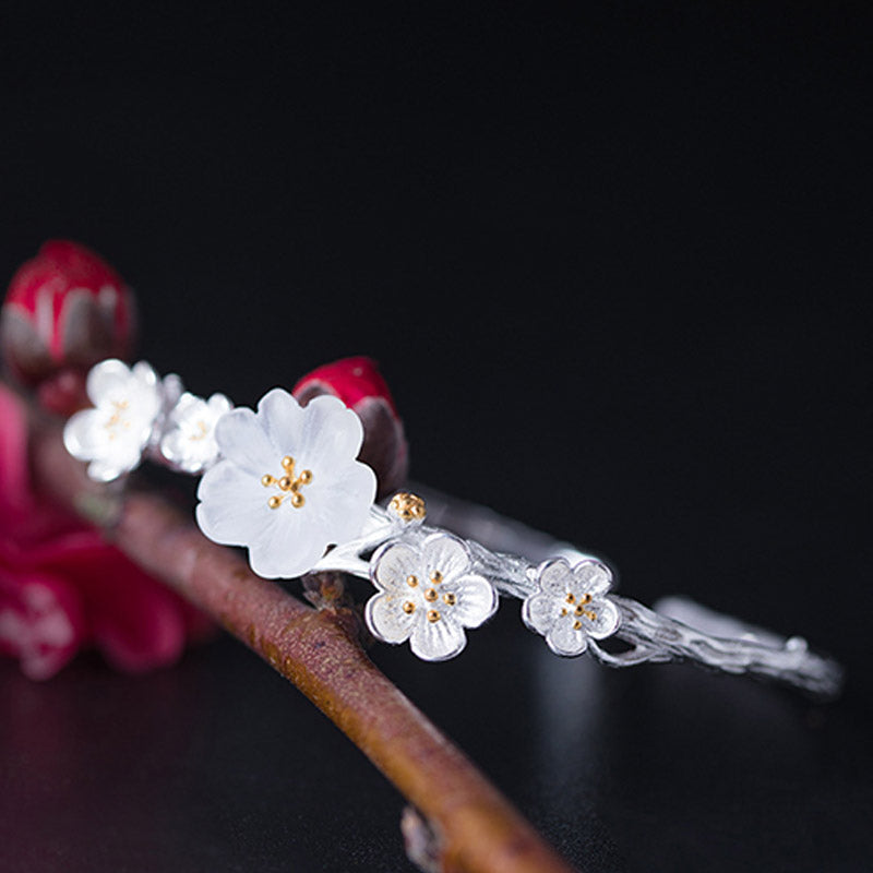 Silberarmband 925 mit weißen Blüten Design elegant getragen