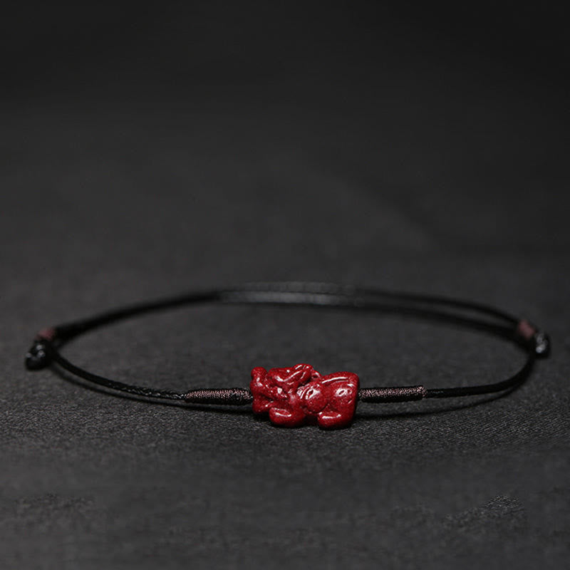 Armband Zinnober Koi Fisch rote Perle schwarze Kordel Flachaufnahme Liebe Segen