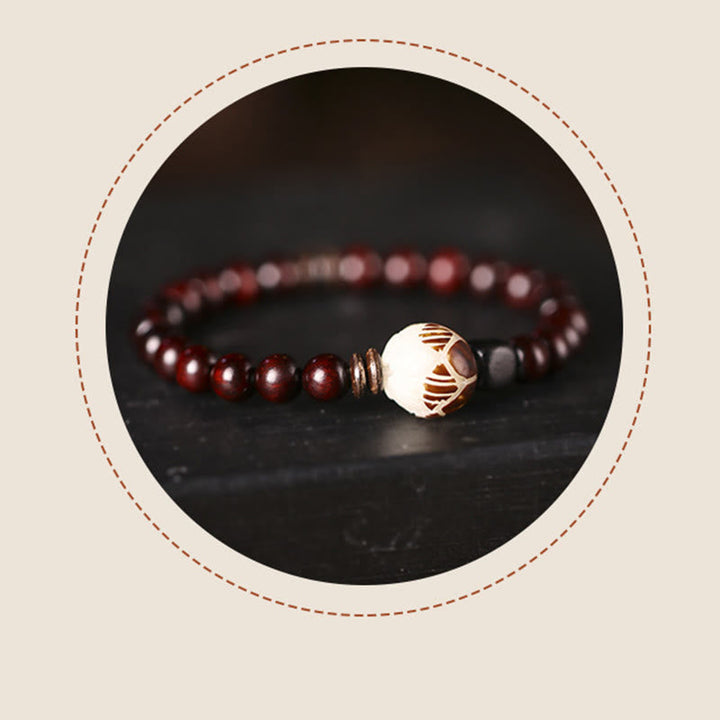 Armband Sandelholz Bodhi Lotus – Schutz mit roten Perlen und weißem Lotus.