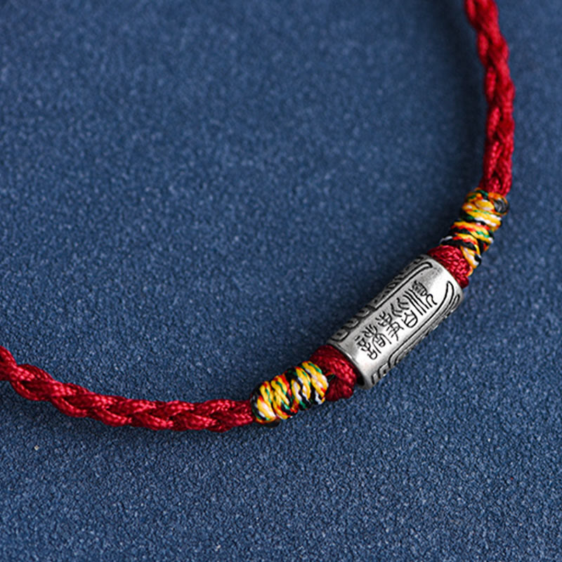 Rotes Armband 925 Silber mit chinesischen Zeichen Schutz Stärke Flatlays