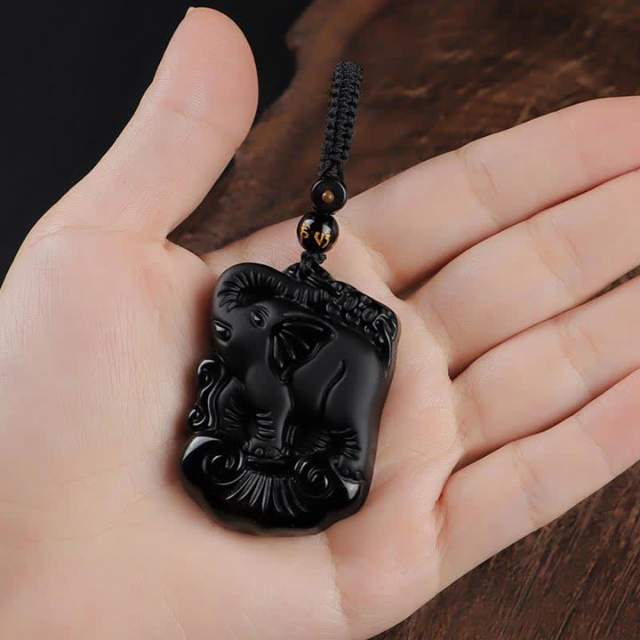 Obsidian Elefant Heilstein – Schutz & Reinigung – Bild 14 – Obsidian Elefant Anhänger schwarzer Heilstein Schutzamulett in Hand