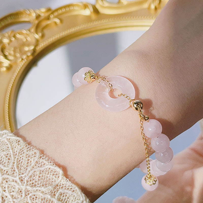 Armband Kristall – Liebe & Frieden Rosenquarz elegant am Handgelenk getragen