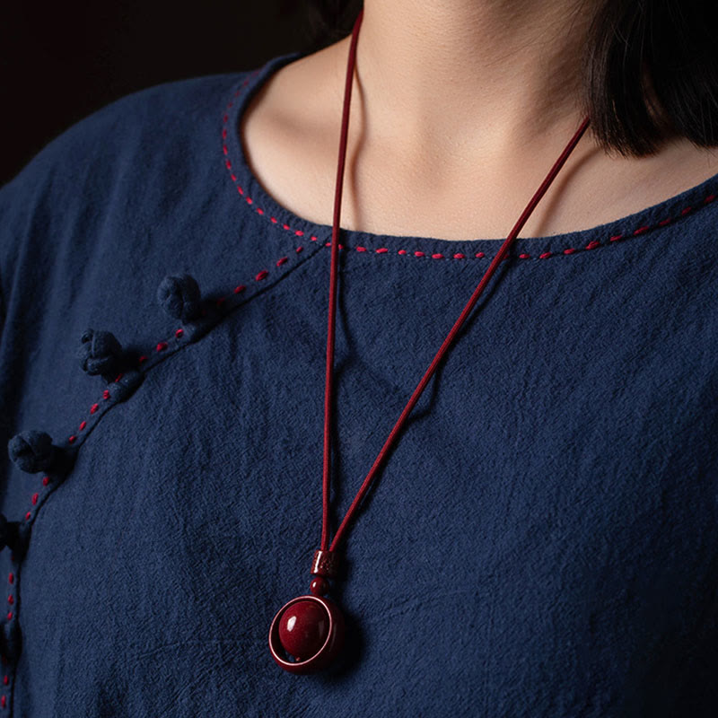 Rote Zinnober PiXiu Kette mit Edelstein Anhänger eleganter Schmuck getragen