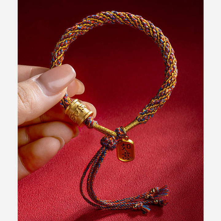 Armband Om Mani Padme Hum Multicolored mit goldenem Verschluss elegant getragen