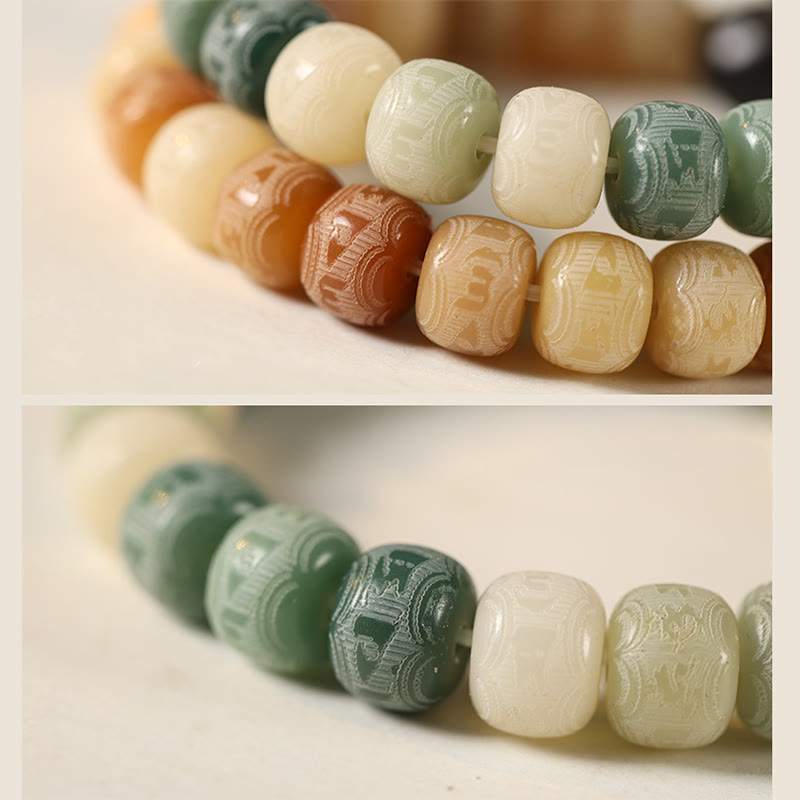 Jade-Armband mit grünen und weißen Steinen, detaillierte Schnitzereien sichtbar.