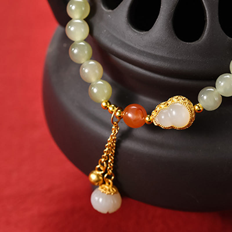Jadegrün Armband 925 Silber mit Lotus-Anhänger elegant getragen.