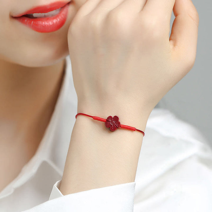 Rotes Armband Zinnober Koi Fisch am Handgelenk, eleganter Schmuck Liebe Segen