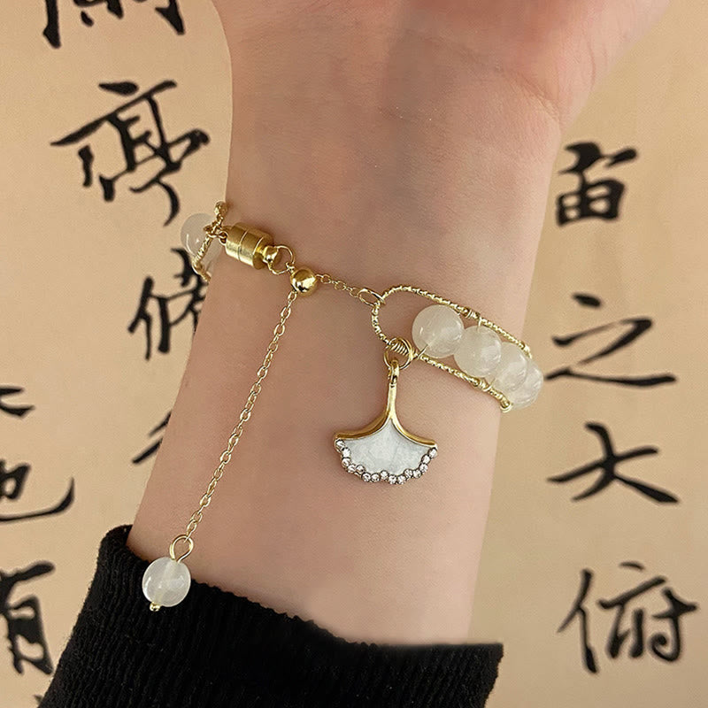 Armband Jade Ginkgo Blatt Glück Handgelenk elegant goldfarben getragen