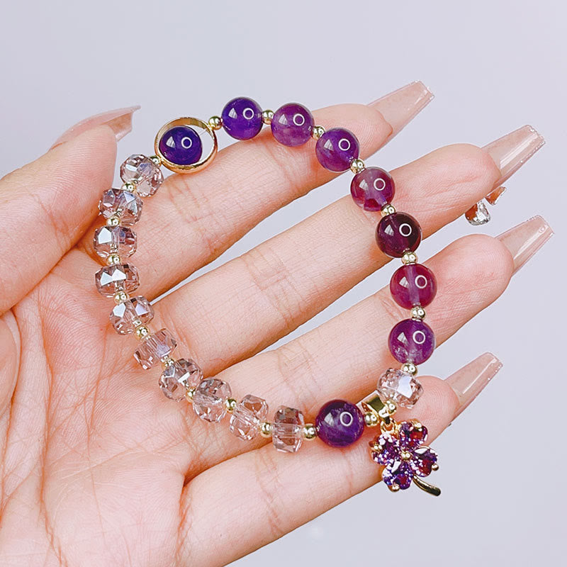 Amethyst Kristall Armband Kleeblatt Heilstein am Handgelenk getragen elegant