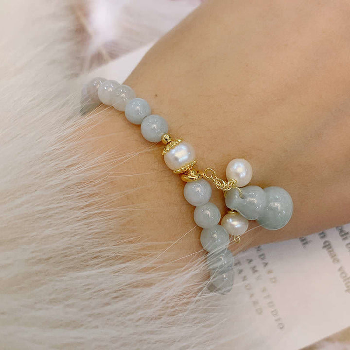 Jade Perlen Armband mit Perlen am Handgelenk elegant getragen Naturstein