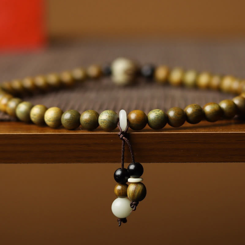 Armband Sandelholz Bodhi Lotus mit weißen Perlen Naturstein.