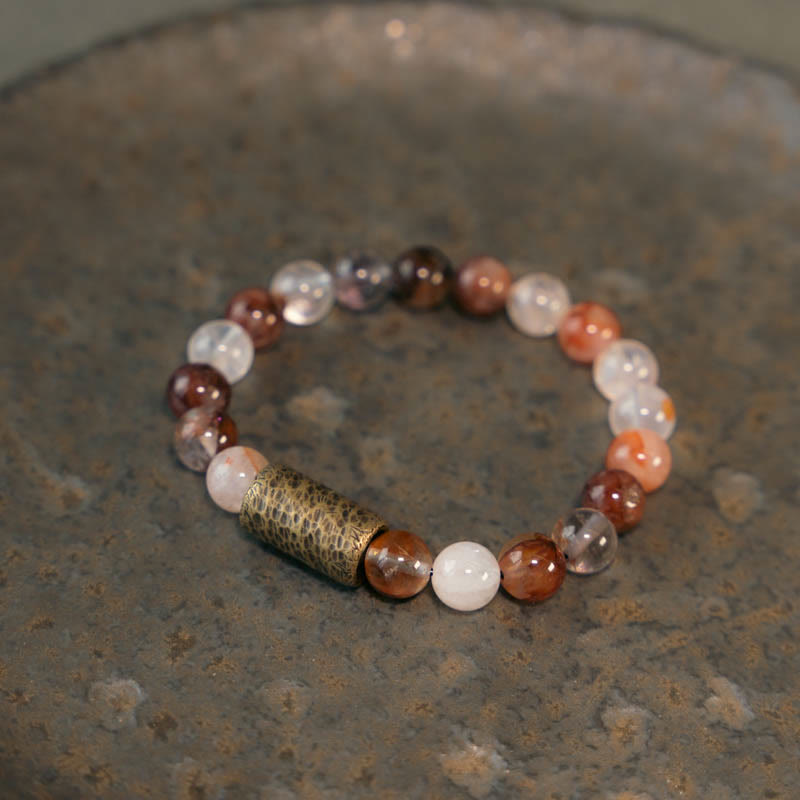 Armband Weißer Kristall – Schutz mit braunen Perlen und Textilelement.