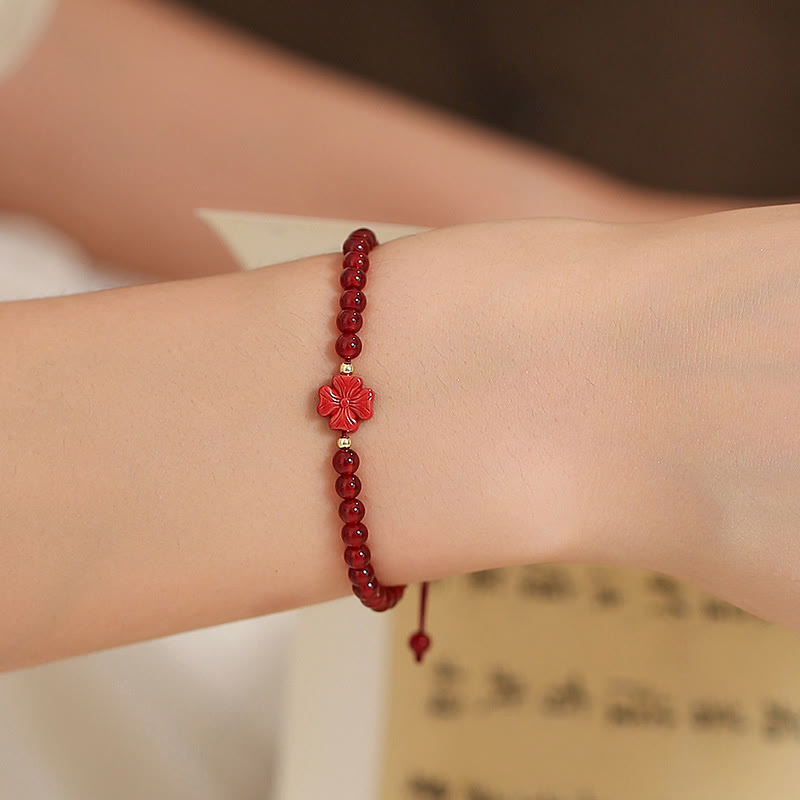 Armband Roter Achat Kleeblatt – Liebe am Handgelenk getragen elastisch
