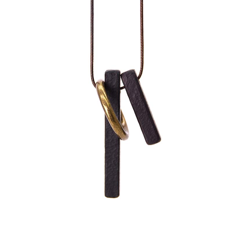 Anhänger Ebenholz mit goldenem Ring an brauner Kette