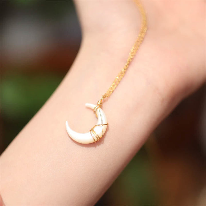 Goldene Kette Mond – Segen Anhänger mit Perlmutt Stein elegant getragen