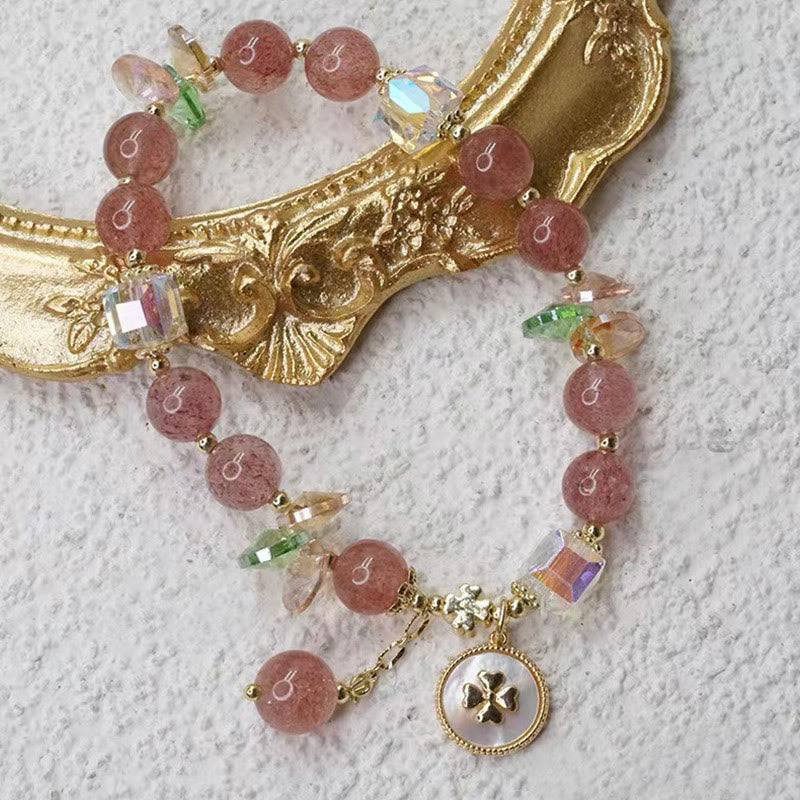 Armband Erdbeerquarz Kleeblatt mit goldenem Charm elegant präsentiert