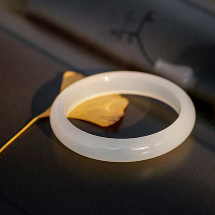 Weißes Jade Armband – Harmonie mit gelbem Stein elegant präsentiert.