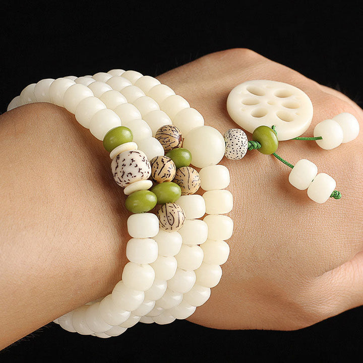 Mala 108 Perlen Bodhi Weiße Jade – Glück Armband am Handgelenk getragen