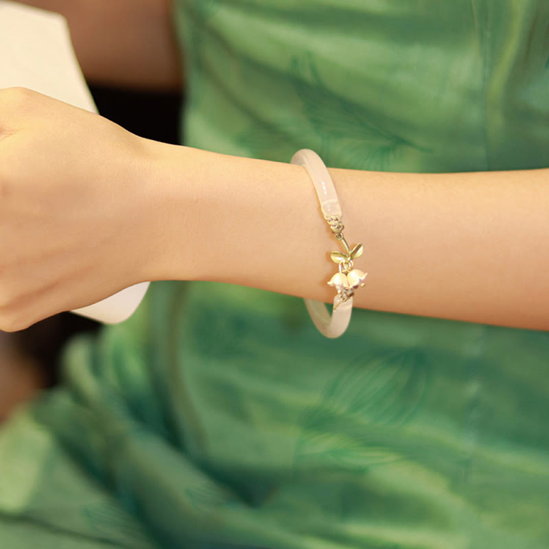 Armband – Stärke & Glück mit goldenem Charm am Handgelenk getragen