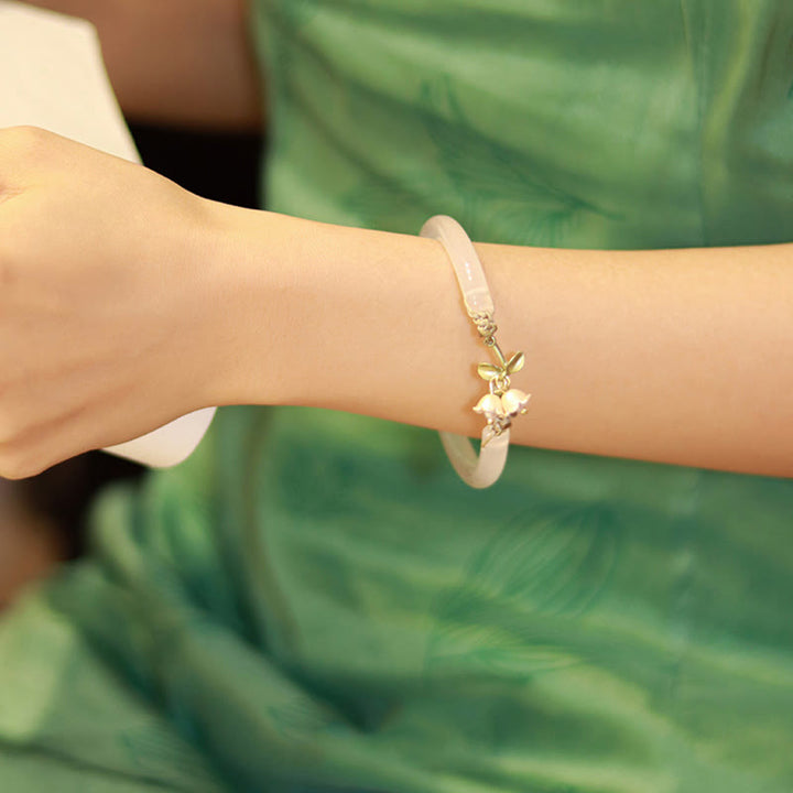 Armband – Stärke & Glück mit goldenem Charm am Handgelenk getragen