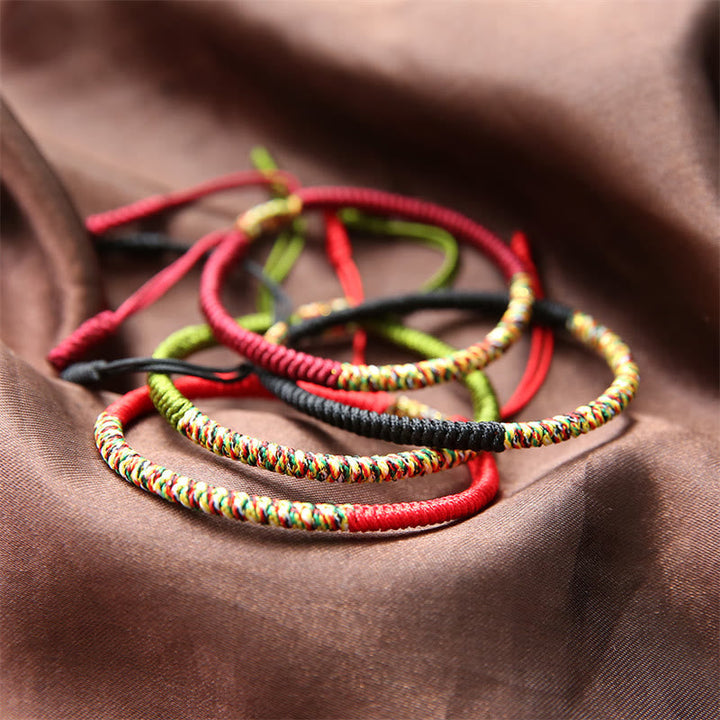 Bunte Armbänder – Glück & Stärke aus gewebten Fäden elastisch tragbar.