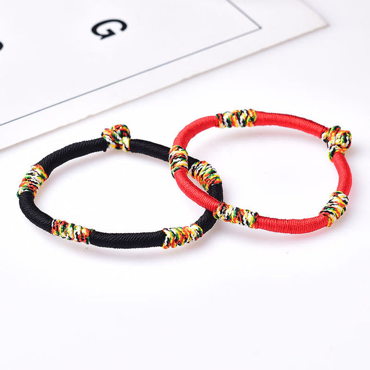 Armband – Schutz & Glück Balance in Schwarz und Rot mit bunten Perlen.
