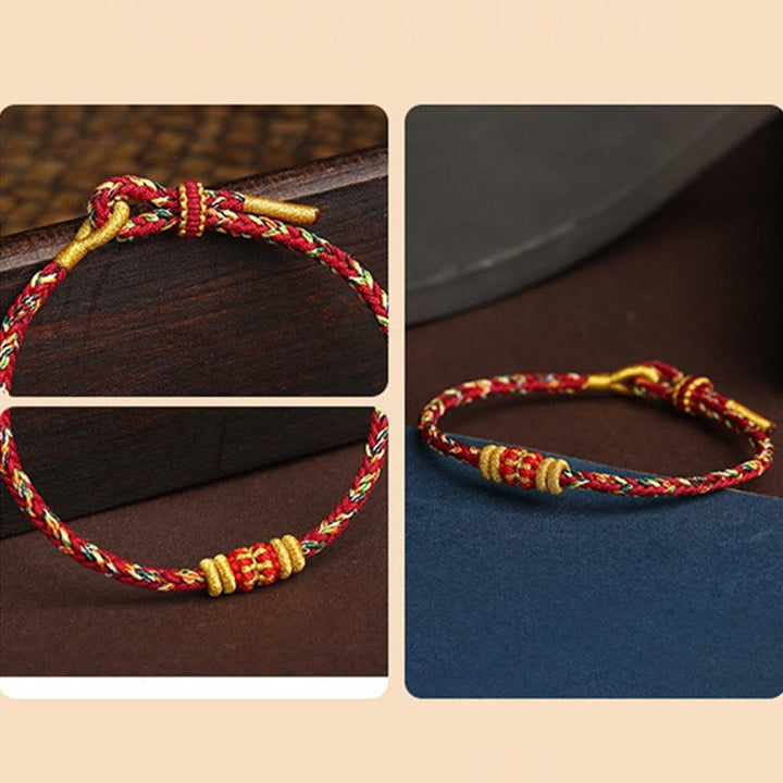 Bunt geflochtenes Armband mit goldenen Perlen und Knoten – Glück.