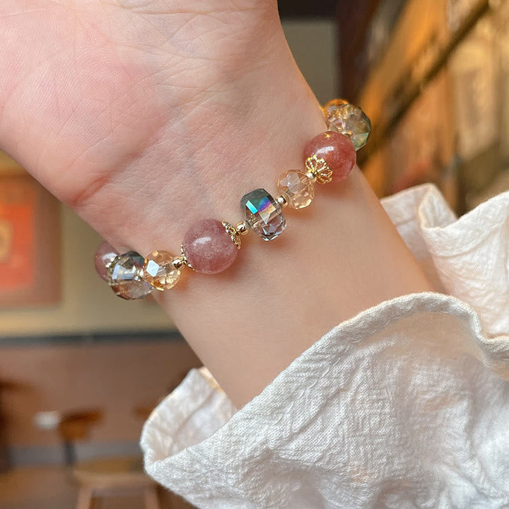 Armband Erdbeerquarz Kristall am Handgelenk getragen rosa Naturstein glänzend