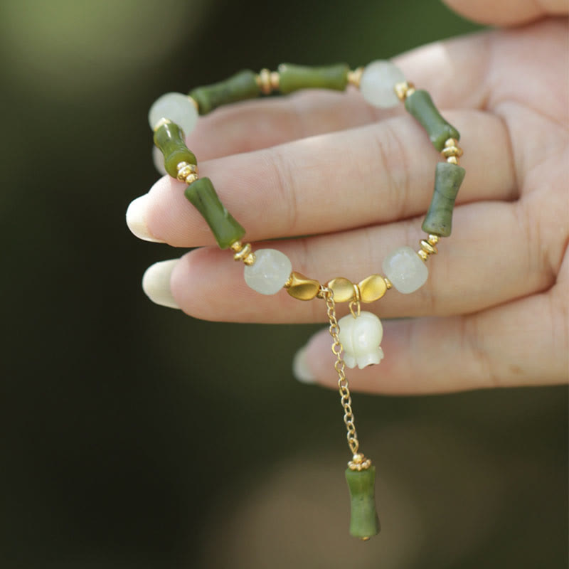 Jade Bambus Armband mit grünen Steinen und goldenen Perlen elegant.