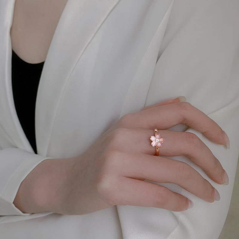Roségoldenes Blüten-Armband 925 Silber elegant an weiblicher Hand getragen