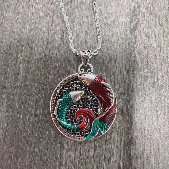 Kupfer Koi Fisch Anhänger Halskette mit grünen roten Emaille Details.