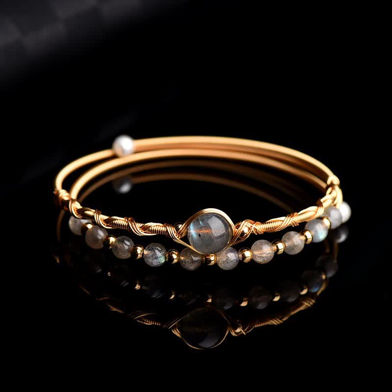 Goldenes Armband Mondstein Mond – Heilung & Liebe mit grauen Steinen Nahaufnahme