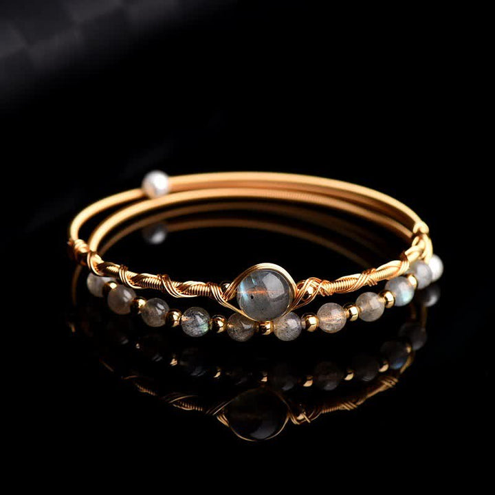 Goldenes Armband Mondstein Mond – Heilung & Liebe mit grauen Steinen Nahaufnahme