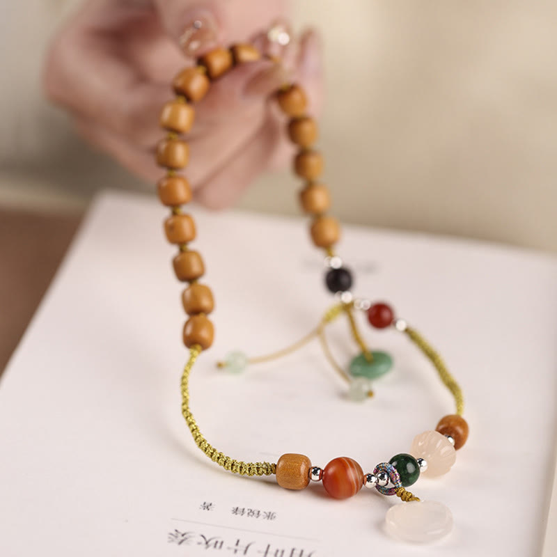 Armband Sandelholz – Frieden & Energie mit Natursteinen am Handgelenk.