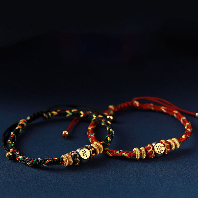 Zwei bunte Armbänder mit goldenen chinesischen Tierkreis-Amuletten elastisch.