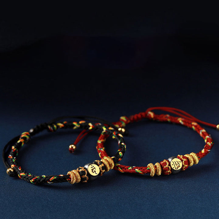Zwei bunte Armbänder mit goldenen chinesischen Tierkreis-Amuletten elastisch.