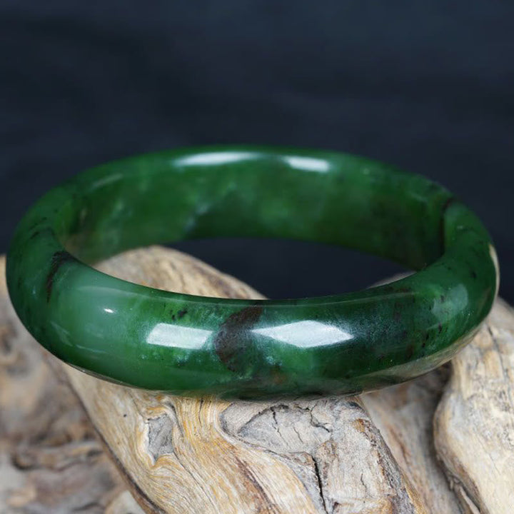 Cyan Jade Armband glänzend poliert grüner Naturstein auf Holz