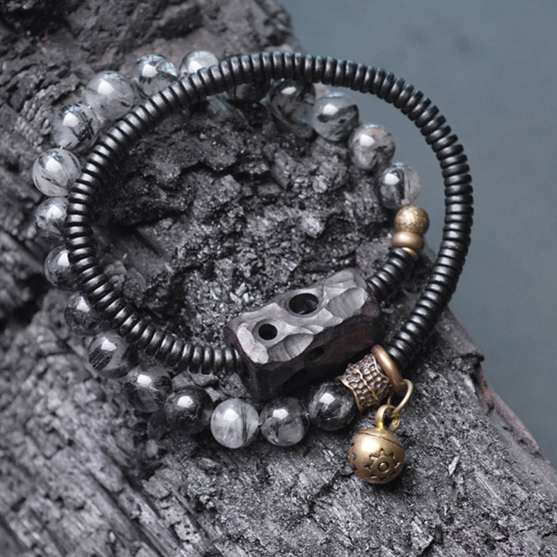 Armband mit Kupfer und Ebenholz Perlen auf Stein Oberfläche.