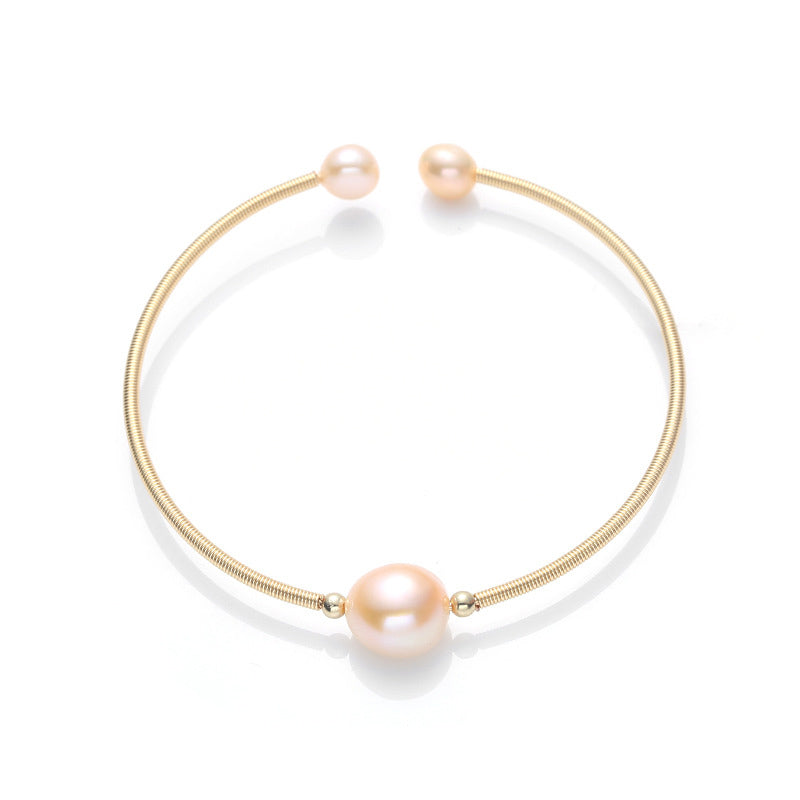 Goldenes Armband mit Perlen Wohlstand eleganter Schmuck weiß.