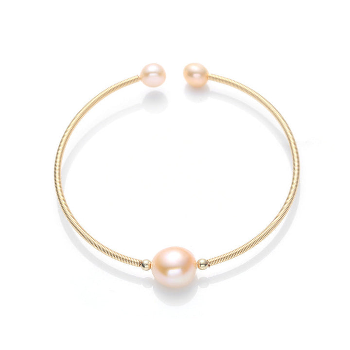 Goldenes Armband mit Perlen Wohlstand eleganter Schmuck weiß.