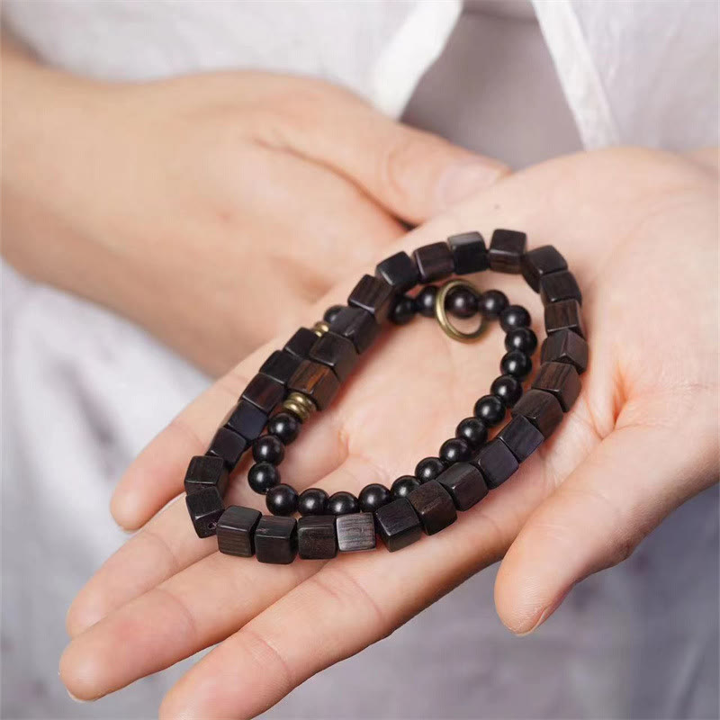 Armband Ebenholz – Frieden schwarze Perlen Handgelenk elegant getragen