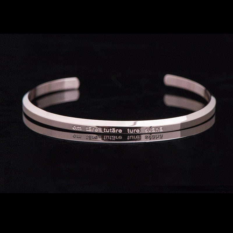 Silbernes Armband mit Gravur am Handgelenk getragen elegantes Design