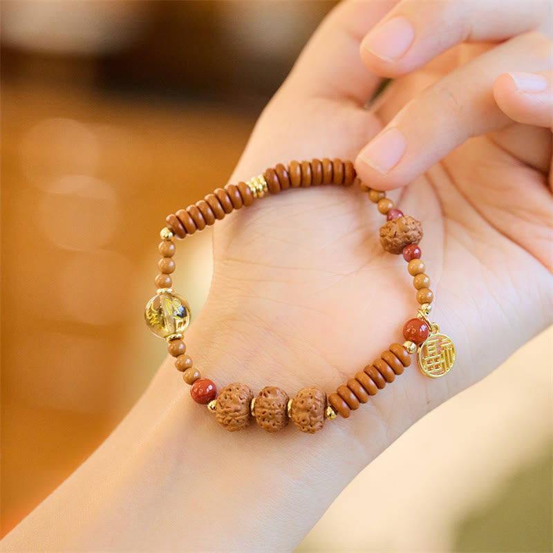 Holzperlen Armband mit goldenen Akzenten elegant am Handgelenk getragen