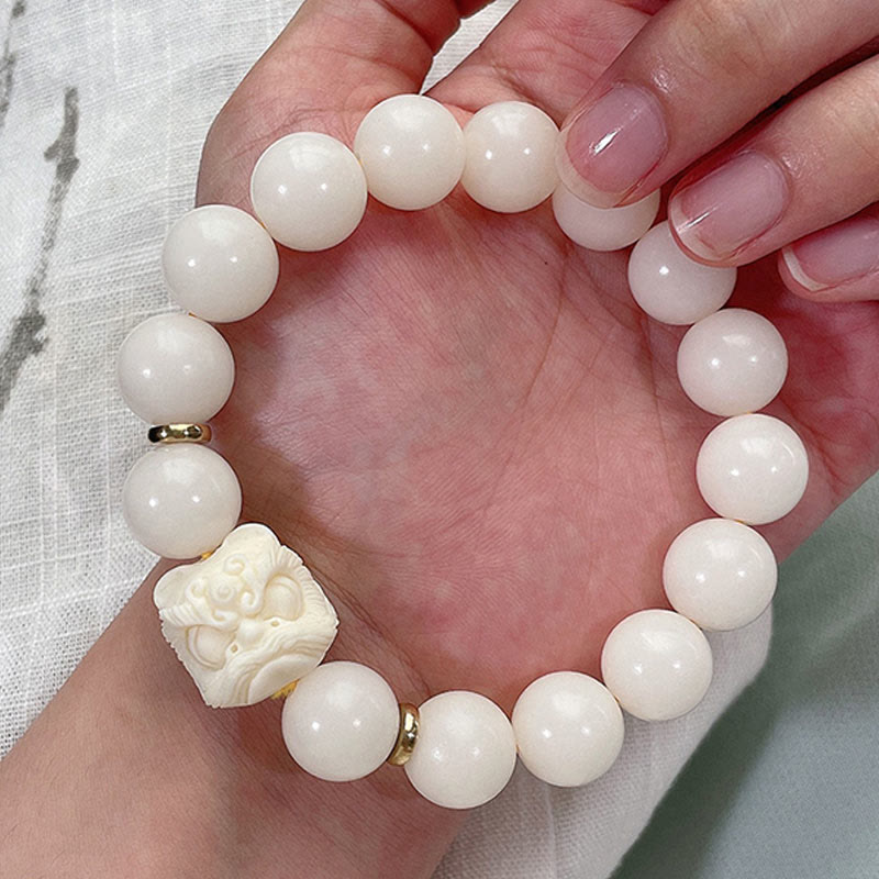 Weißes Jade Armband mit Bodhi-Anhänger am Handgelenk getragen elegant